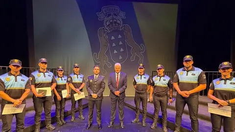 Jos&eacute; Juan Cruz y el jefe oficial de la Polic&iacute;a Local de T&iacute;as junto a los nuevos agentes.