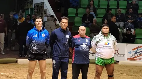 Imagen de archivo de los luchadores del Tinajo y el San Bartolom&eacute; junto a los &aacute;rbitros.