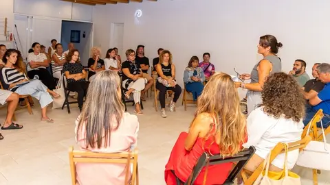 Reuni&oacute;n del grupo de gobierno municipal con los vecinos.