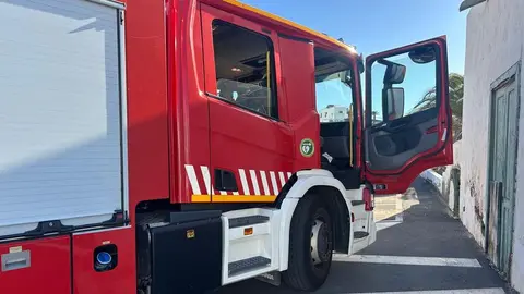 Imagen del cami&oacute;n de bomberos en la zona donde se encontraron el cad&aacute;ver