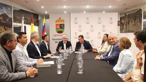 Reuni&oacute;n de &Oacute;scar Noda y Fernando Clavijo en la Casa del Camello.