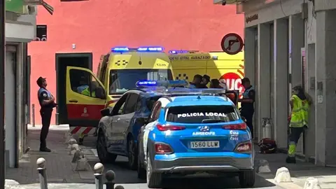 Polic&iacute;a Local y ambulancia del SUC en la zona donde el hombre sufri&oacute; la parada cardiorrespiratoria.