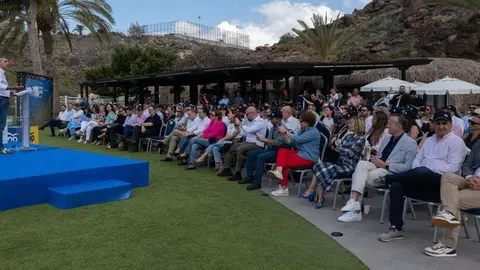 Manuel Dom&iacute;nguez dirigi&eacute;ndose a sus compa&ntilde;eros de los ayuntamientos de Canarias, entre ellos el alcalde de Arrecife, Yonathan de Le&oacute;n