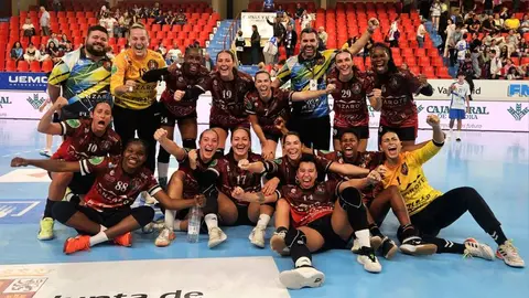 Imagen de la felicidad de las jugadoras lanzarote&ntilde;as tras el importante triunfo