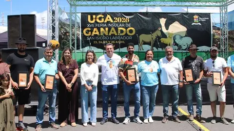 El alcalde y concejales del Gobierno y de la oposici&oacute;n de Yaiza con los premiados en distintas categor&iacute;as
