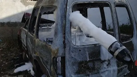 Imagen de c&oacute;mo qued&oacute; el veh&iacute;culo tras el incendio
