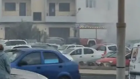 Cami&oacute;n de los bomberos del Consorcio de Seguridad y Emergencias junto a las llamas.