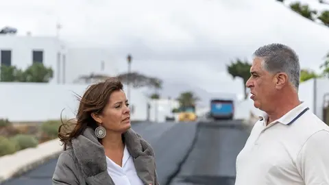 Olivia Duque y Eugenio Robayna junto a las obras de asfaltado de Tahiche.