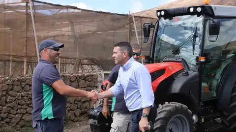 Oswaldo Betancort en su visita a la granja agr&iacute;cola.