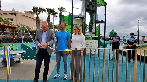 Jos&eacute; Juan Cruz inaugurando el parque infantil de Matagorda.