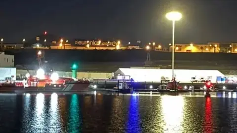 Imagen de archivo de la embarcaci&oacute;n de Salvamento trayendo a otra patera a Puerto Naos.