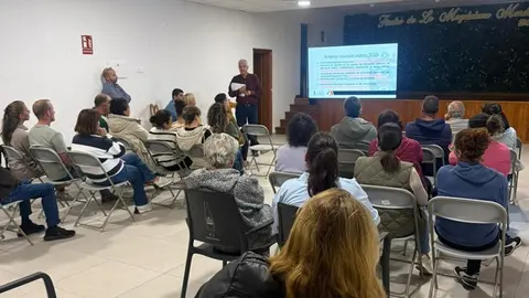 Reuni&oacute;n del Gobierno de T&iacute;as con los vecinos en Masdache.