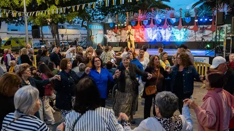 El incombustible Pepe Benavente animando a la gente en la plaza del barrio