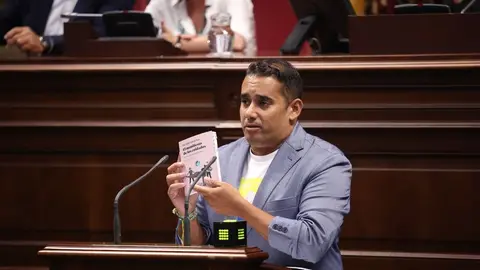 Yon&eacute; Caraballo con el Manifiesto de los Ciudadanos en el Parlamento auton&oacute;mico