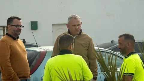 Echedey Eugenio y Jacobo Lemes junto a los operarios de limpieza.