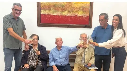 Aroa Revelo y Marci Acu&ntilde;a con Juan Santana en una imagen de archivo.