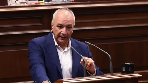 Luis Campos en el Parlamento de Canarias.