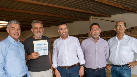 Oswaldo Betancort y Narvay Quintero en una de las explotaciones ganaderas acreditadas.