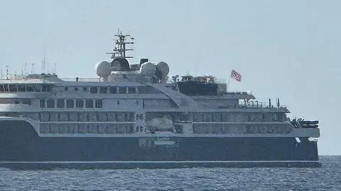 Imagen del barco igual al afectado entrando este martes en Arrecife.
