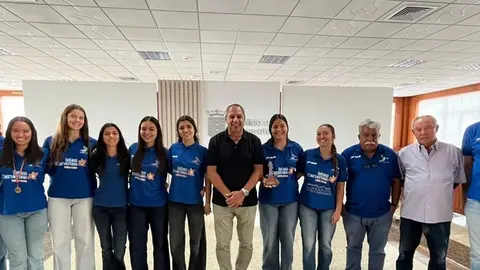 Recibimiento al CB Puerto del Carmen en el Cabildo por parte del consejero Juan Monz&oacute;n.