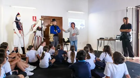 Escolares durante una de las charlas sobre vestimenta t&iacute;pica canaria.