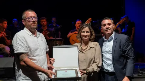 Oswaldo Betancort junto a los familiares de familiares y personas cercanas a Juan Santana.