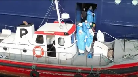Imagen de la salida de los pasajeros del barco infectado.