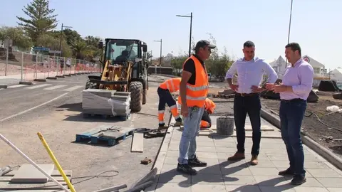 El alcalde visitando una obra con el concejal &Aacute;ngel Lago