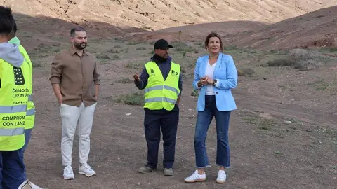 Jes&uacute;s Mach&iacute;n y Mar&iacute;a Tovar con operarios en la zona.