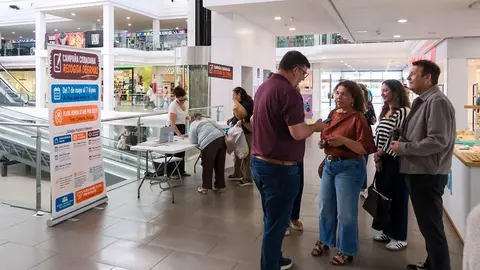 El alcalde y los concejales del Gobierno acudieron al Deiland para apoyar la recogida de firmas.