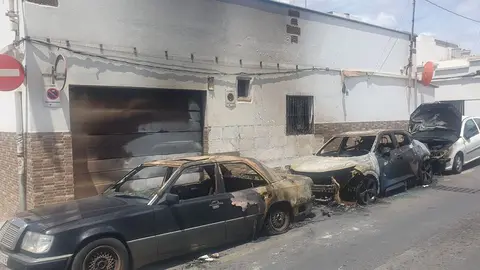 Imagen de este viernes de c&oacute;mo quedaron los tres veh&iacute;culos y la vivienda  en lo que se cree que puede ser un ajuste de cuentas.