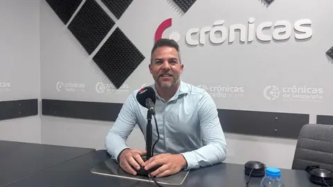 Jacobo Medina en el estudio de Cr&oacute;nicas Radio.