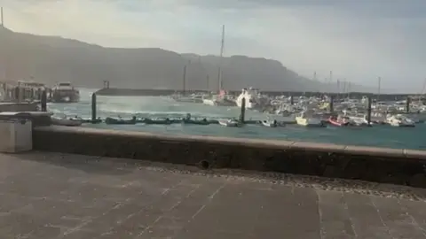 Imagen del puerto de La Graciosa un d&iacute;a de temporal.