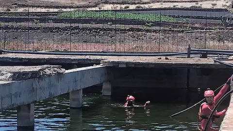 Momento en el que los bomberos salieron del aljibe