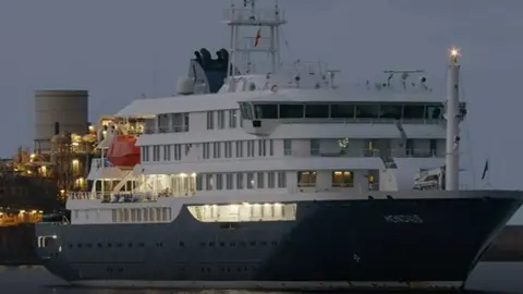 Imagen de la llegada del barco a Tenerife de Televisi&oacute;n Espa&ntilde;ola.