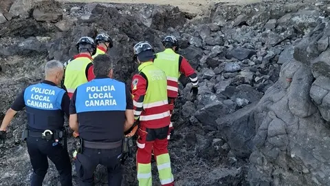 Bomberos del Consorcio de Seguridad y Emergencias junto a la Polic&iacute;a Local.