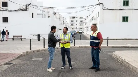 El alcalde Yonathan de Le&oacute;n, junto al ingeniero jefe de Obras P&uacute;blicas del Ayuntamiento y el encargado municipal de Obras en  Valterra.