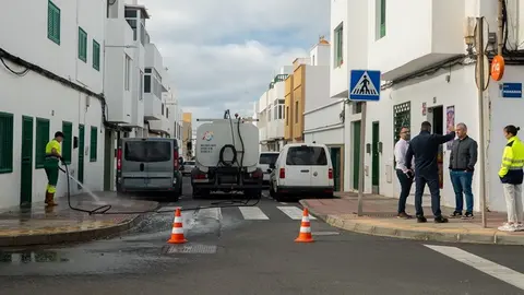 Jacobo Lemes y Echedey Eugenio en Maneje durante las labores de limpieza.