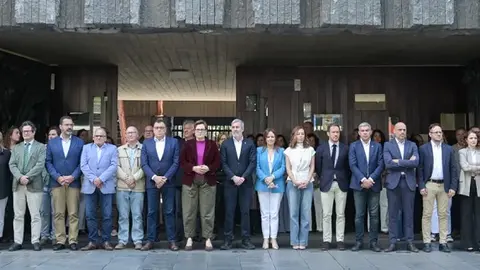 Los representantes del Gobierno y de la Administraci&oacute;n auton&oacute;mica este lunes durante el minuto de silencio de condena.