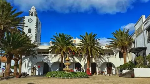 Imagen de la fachada del Ayuntamiento de San Bartolom&eacute;. 
