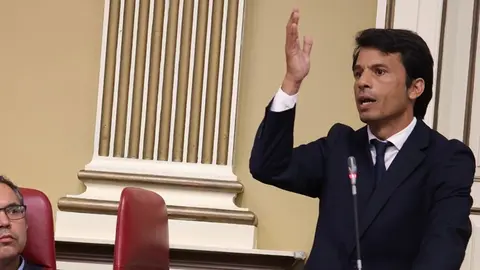 Marcos Bergaz en pleno del parlamento canario.