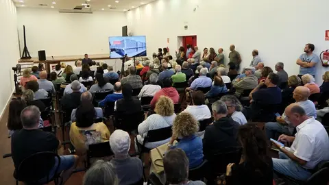 Encuentro con los vecinos de Playa Honda para informar sobre el proyecto del Centro de Salud.