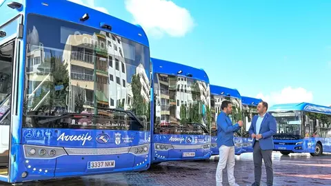 Mario Altube y Yonathan de Le&oacute;n junto a las nuevas guaguas de Arrecife.