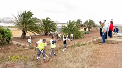 Operarios realizando las labores de preparaci&oacute;n para la feria en Teguise.