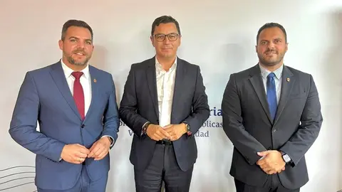 El alcalde de Arrecife Yonathan de Le&oacute;n y el consejero insular de Obras P&uacute;blicas, Jacobo Medina, con el consejero regional de Obras P&uacute;blicas.