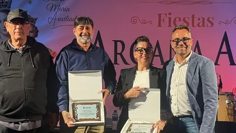 Los pregoneros posan con su reconocimiento en las Fiestas de Argana Alta.