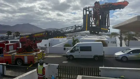 Momento de la actuaci&oacute;n de los bomberos con la gr&uacute;a