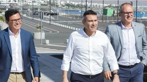 Oswaldo Betancort visitando el puerto de Playa Blanca.