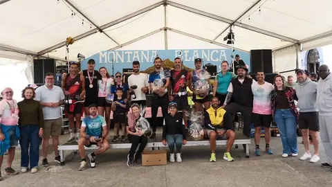 Imagen de los ganadores con los representantes del Gobierno de San Bartolom&eacute;