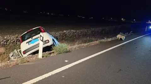 Veh&iacute;culo situado fuera de la v&iacute;a tras el accidente.